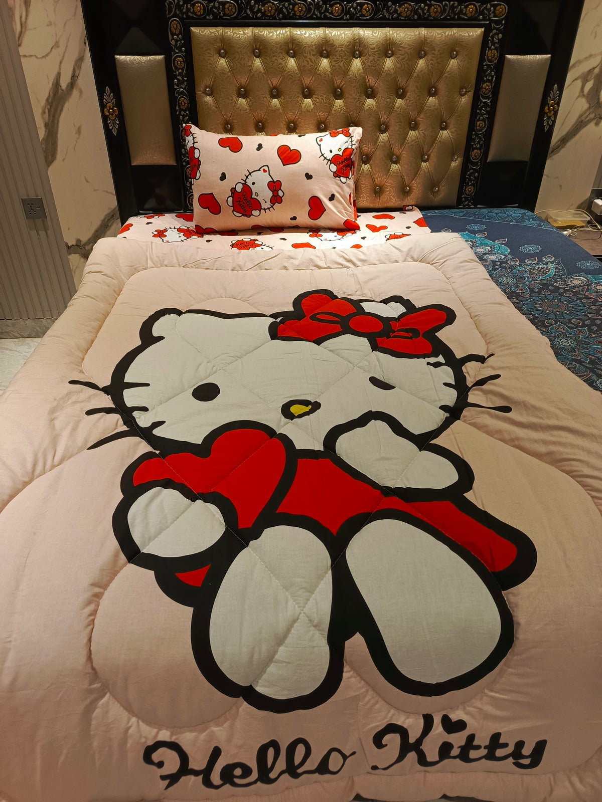 Hello KITTY BIG RED HEARTS COMFORTER SET